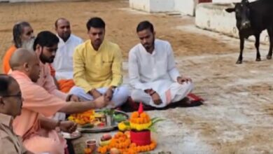 Photo of CM योगी ने गोरखनाथ मंदिर में की गोवर्धन पूजा, की गोसेवा; कही ये बात