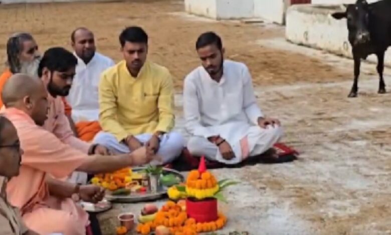 CM Yogi performed Govardhan Puja