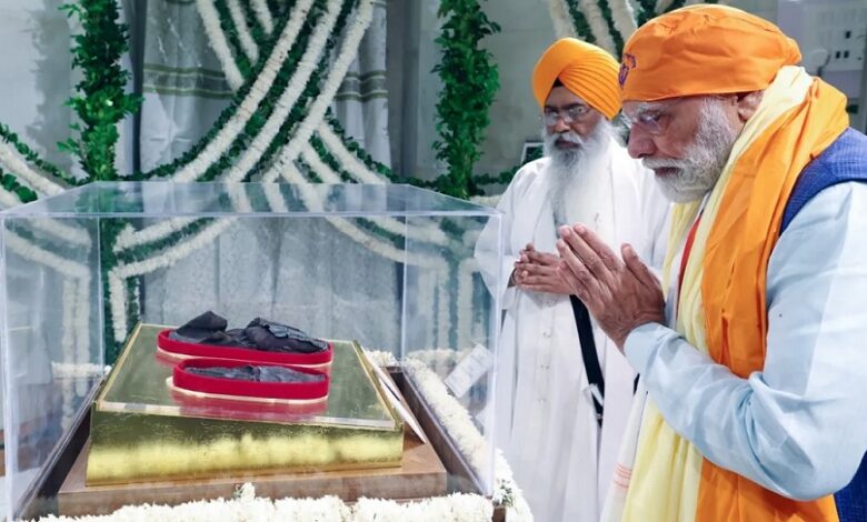 PM Modi pays obeisance at Patna Sahib Gurdwara