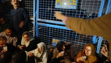 Photo of इमरान को मेंटल टॉर्चर किया जा रहा: पूर्व PM की बहनों ने जेल के बाहर डाला डेरा