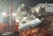 Photo of दिल्ली में आधी रात गरजा बुलडोजर, मस्जिद के पास ढहाए अवैध निर्माण; पथराव में पांच पुलिसकर्मी घायल