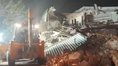 Photo of दिल्ली में आधी रात गरजा बुलडोजर, मस्जिद के पास ढहाए अवैध निर्माण; पथराव में पांच पुलिसकर्मी घायल