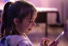 Photo of बिना फोन के चिड़चिड़ा हो जाता है आपका बच्चा? स्क्रीन डिपेंडेंसी कम करने के लिए अपनाएं 5 टिप्स