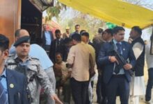 Photo of कोर्ट से लौटते समय मोची की दुकान पर रुके राहुल गांधी, मौत पर जताई संवेदना