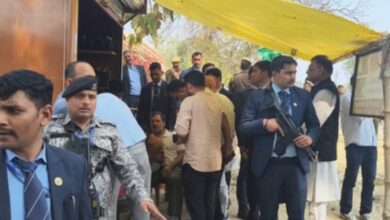 Photo of कोर्ट से लौटते समय मोची की दुकान पर रुके राहुल गांधी, मौत पर जताई संवेदना