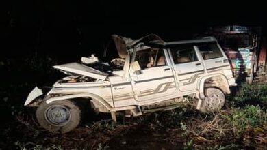 Photo of यूपी में बड़ा हादसा: आगरा में पेड़ से टकराई श्रद्धालुओं की बोलेरो, पिता-पुत्र समेत पांच की माैत; चार घायल