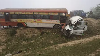 Photo of शाहजहांपुर में बड़ा हादसा, बस-कार की टक्कर में 3 लोगों की मौत; दो घायल