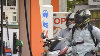 Photo of देश में नहीं है पेट्रोल-डीजल की कोई कमी, सोशल मीडिया पर फैली खबरें निकलीं फर्जी